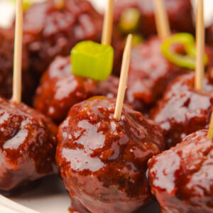 Slow Cooker Festive meatballs with Raspberry Chili Sauce [Set 2]